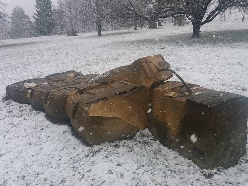 Smutný pohled se naskytl v hořickém Sochařském parku U svatého Gotharda. Silný vítr zde vyvrátil kromě stromů i pískovcovou plastiku.