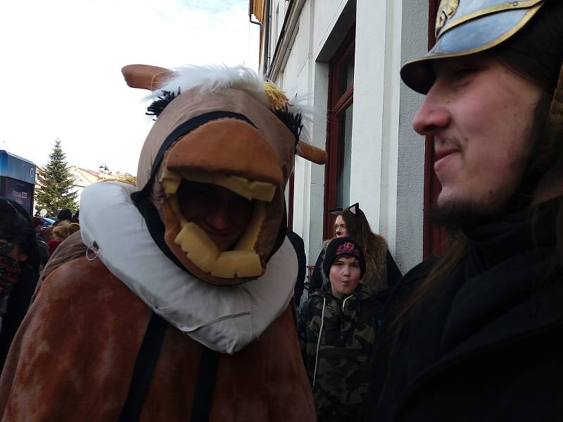 Masopustní průvod se opět vydal ulicemi města za doprovodu hudby.