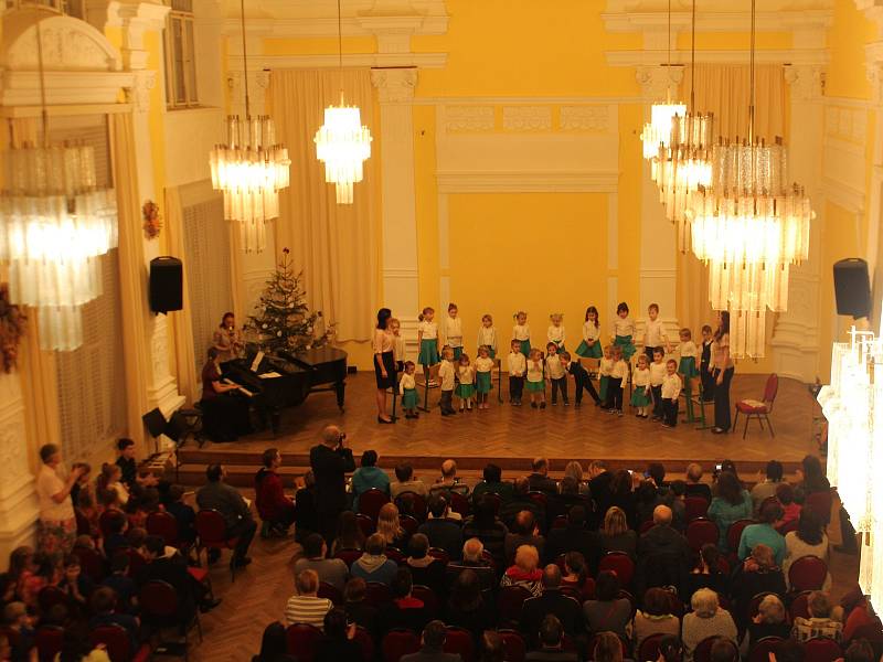 V novopackém Hotelu Centrál, který se pyšní zrekonstruovaným vchodem a částí podloubí, se odehrál adventní koncert žáků mateřské a základní školy Brána.