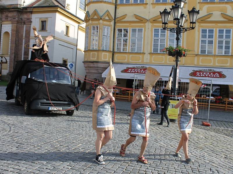 NETRADIČNÍ SCÉNICKÁ POZVÁNKA na festival Malá inventura Jičín se konala v úterý na Valdštejnově náměstí v 16 hodin. Svou nekonvenčností okamžitě přilákala kolemjdoucí. 