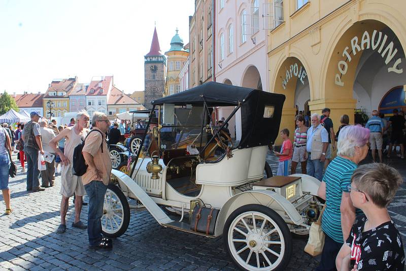 Na tři dny se sjely do Jičína automobily, vyrobené do roku 1918 a motocykly na řemenový pohon. Ojedinělou akci Loukotě a řemeny v Jičíně zakončí dnešní vyjížďka do Sobotky.