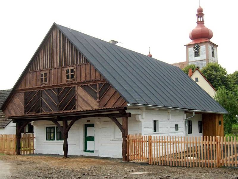 Opravený podsíňový dům v Radimi.