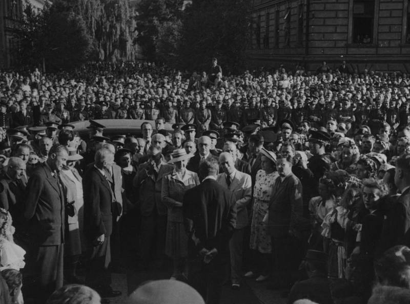 Edvard Beneš jako prezident navštívil Hradec Králové 30. června 1946 po návštěvě Jaroměřska, jeho uvítání i s manželkou Hanou se konalo odpoledne před Lékařskou fakultou. 