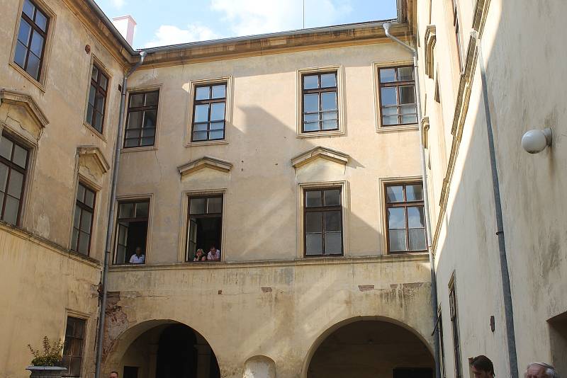 Revitalizace je údajně v polovině, dokončena má být za čtyři roky. Poté  zámek nabídne ubytování, vznikne zde kavárna, restaurace i funkční obchody.