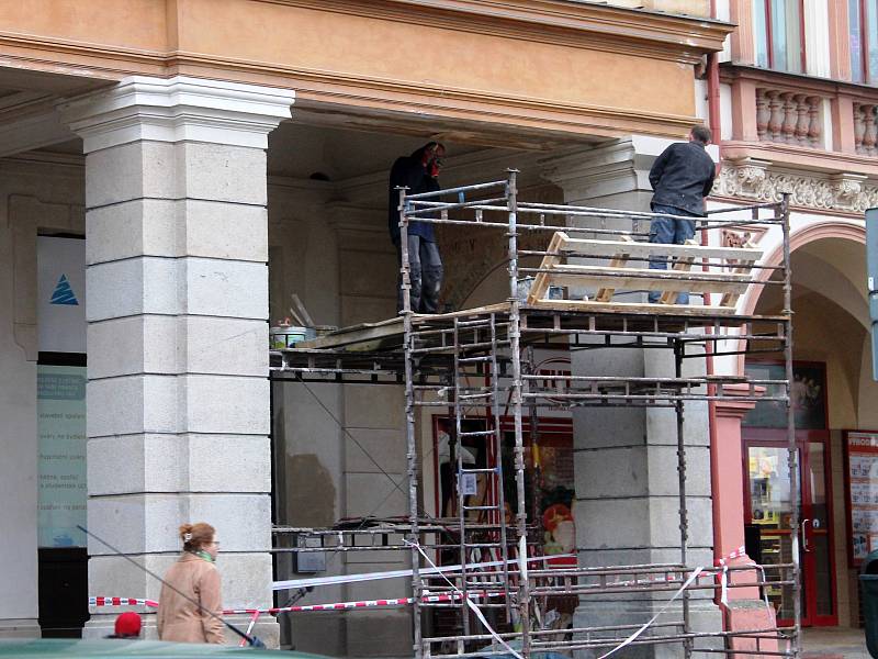 Opravy za šest set tisíc korun, které částečně omezují průchod podloubím, budou hotovy do konce listopadu.