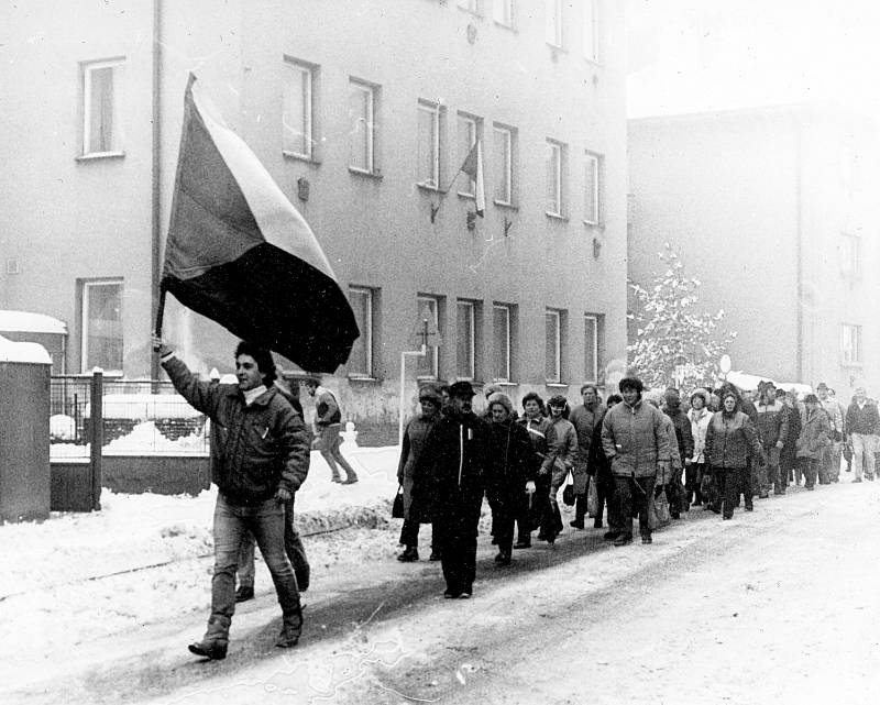 Snímky Zdeňka Kudrnáče zachycují generální stávku 27. listopadu 1989 v Nové Pace na Gottwaldově náměstí.