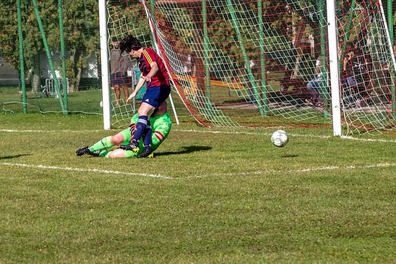 Žlunice (červenomodré dresy) - Robousy 2:1 (1:0).