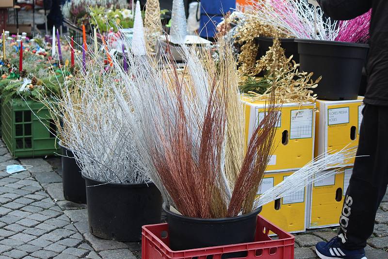 Vánoční zakázali, ale ty tradiční farmářské se konat mohou. V Jičíně nadále pokračují trhy každou středu, pátek a sobotu. Sortiment může být jakýkoliv. I adventní..