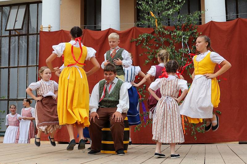 Mezinárodní folklorní festival pod Zvičinou.