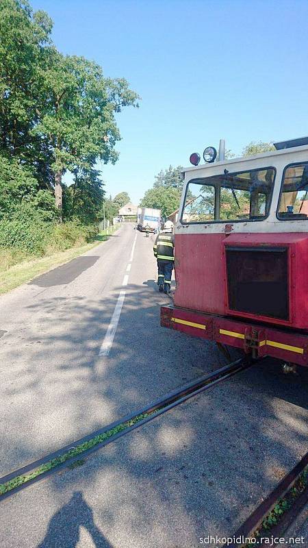 Zásah kopidlenských hasičů v Ledkově u střetu nákladního auta s drezínou.