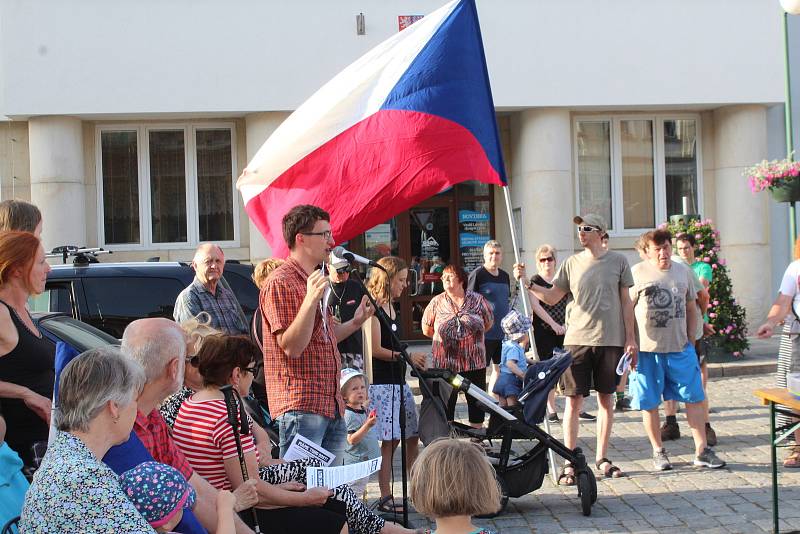 Více než stovka lidí přišla protestovat na Masarykovo náměstí v Nové Pace proti premiérovi Andreji Babišovi.