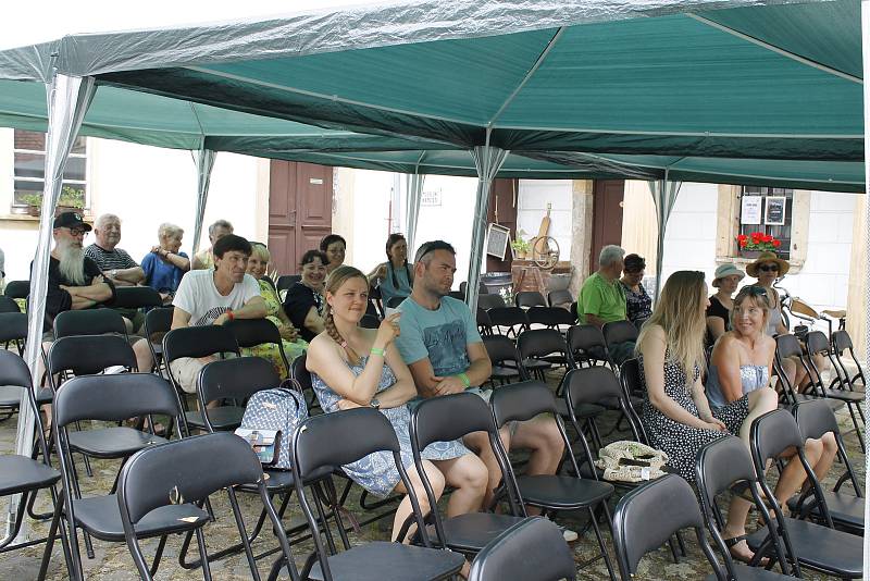 Triangl folk fest zahájil letošní ročník Železnického hudebního léta.