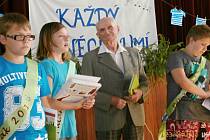 Závěr školního roku v Běcharech s rodákem Karlem Šoltysem.