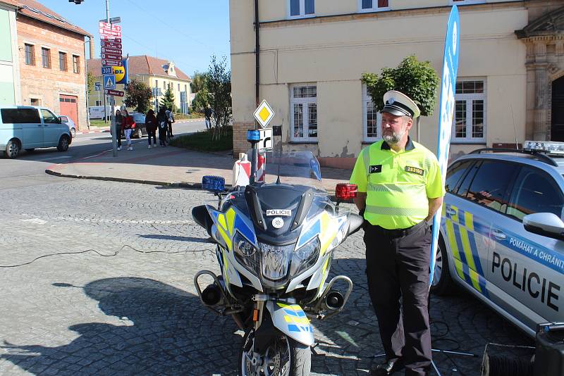 Z dočasného sídla na náměstí Jiřího z Poděbrad se po výstavbě dálnice přesunou do moderního centra dálniční police v Chomuticích.