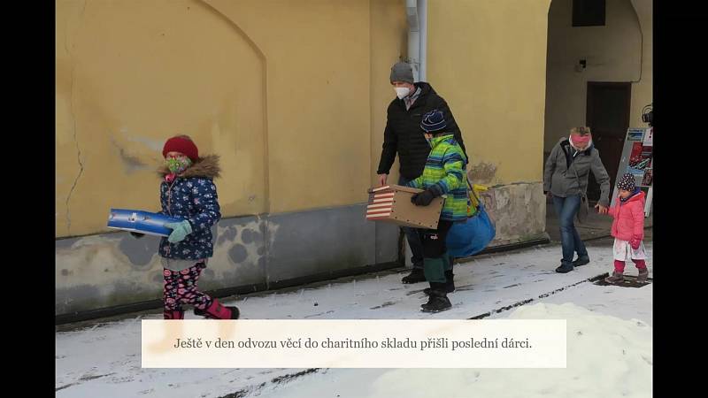 Dary z charitativní sbírky z hořického zámku na podporu pěstounských rodin byly předány.