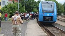 Na své cestě severovýchodem Čech se první vodíkový vlak na světě zastavil v Hradci Králové a v Jičíně. V Německu jezdí už na čtyřech tratích, Češi si ještě počkají.