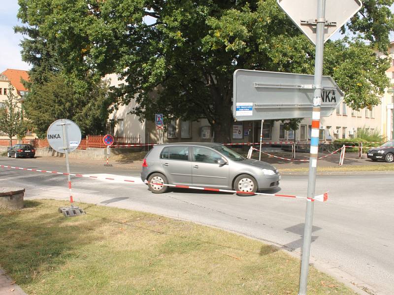  Opravy komunikací komplikují dopravu v Jičíně.