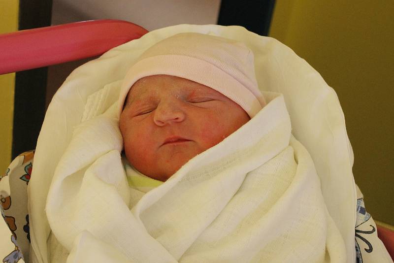 Nela Fričerová se narodila 5. února s mírou 48 cm a váhou 3,15 kg. Šťastnými rodiči jsou Tereza a Petr Fričerovi z Podhradí, kde na sestřičku čeká sedmiletý Matěj.