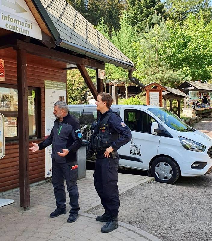 Policisté z Jičína a Sobotky se spolu se strážci zaměří na dodržování bezpečnostních pravidel a ohleduplné chování v přírodní rezervaci Prachovských skal.