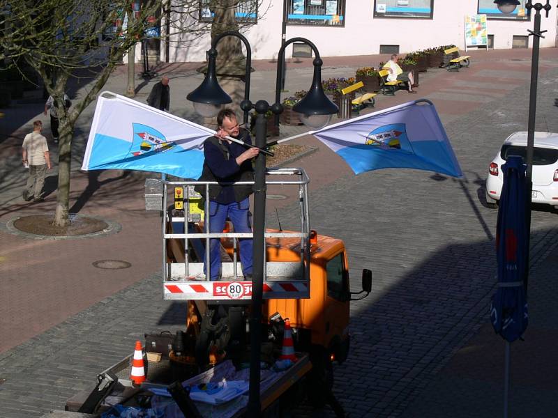 Pracovníci technických služeb vyzdobili  na Valdštejnské dny jičínskou pěší zónu.