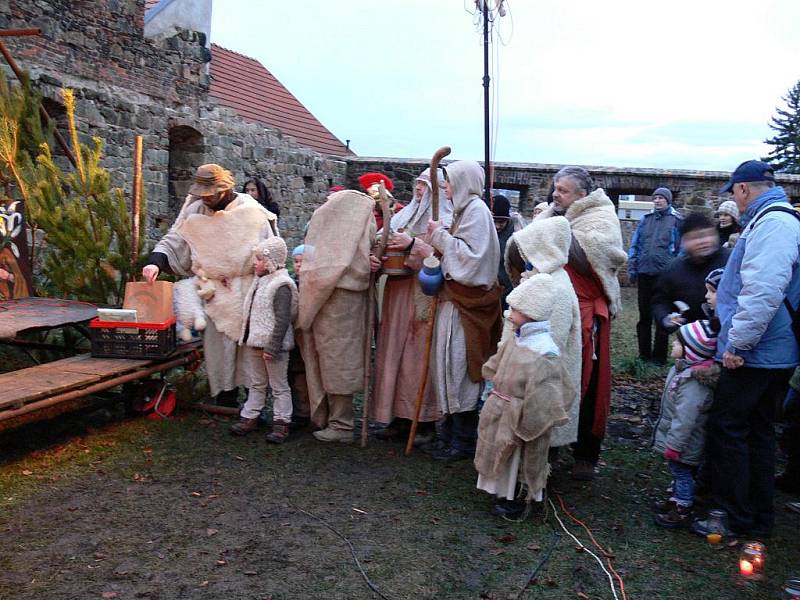 Živý betlém v jičínské farmí zahradě.