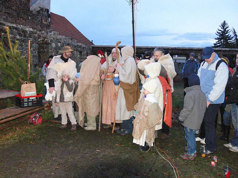 Živý betlém v jičínské farmí zahradě.