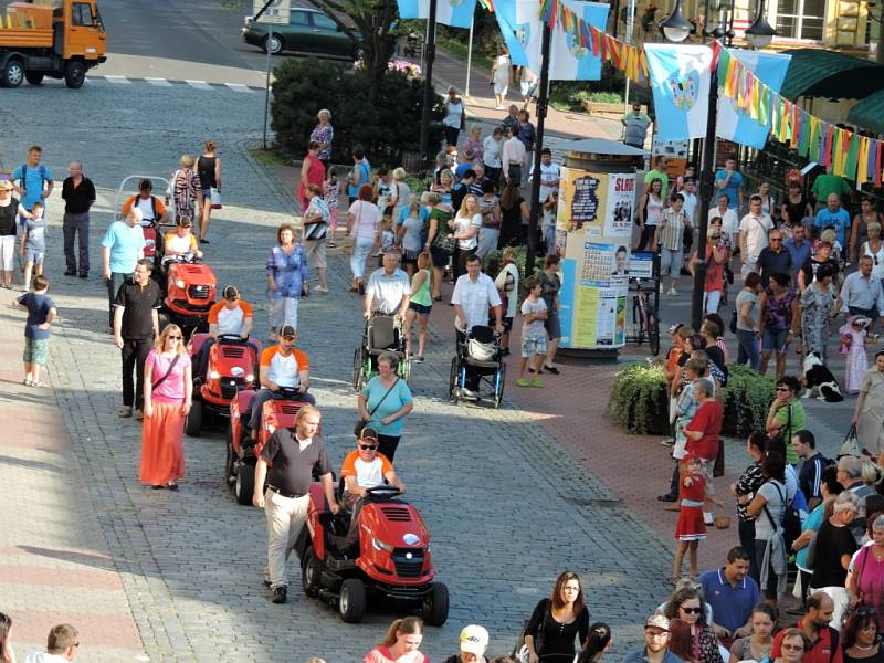 Pohádkový průvod zahájil festival.