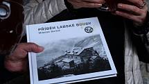 Znovuodhalení pamětní desky Bedřicha Hlouška, nájemce Labské boudy v letech 1920 - 1938 a propagátora Krkonoš.