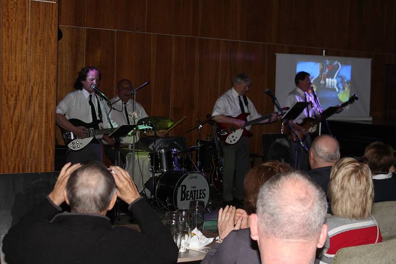 V sále Anenských slatinných lázní zněly v pátek večer nezapomenutelné skladby skupiny Beatles v podání The Beatles Veteran Club z Jičína