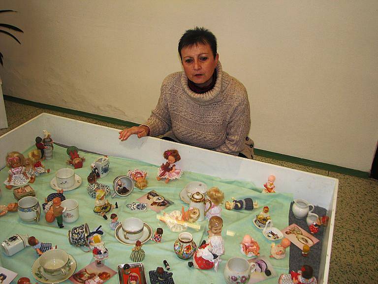 Jarmila Novotná vystavuje panenky a porcelán.