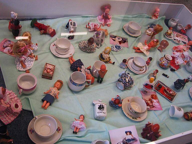 Jarmila Novotná vystavuje panenky a porcelán.