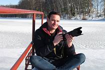 Jan Pacák, muž, kterého už v mládí  bavilo focení. V současné době tráví svůj volný čas především v Lužanech u Jičína, kde při svých fototoulkách pořizuje snímky.