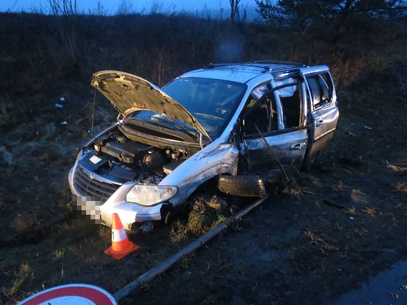 V posledních dnech výrazně přibylo nehod, za nimiž stojí únava řidiče. Jednu takovou řešili policisté v pátek ráno u Dolního Lochova.