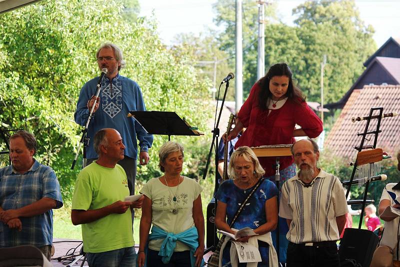 Manželé Drahoňovští sezvali na svůj statek v Cidlině regionální řemeslníky, prodejce, hudebníky a přátele, aby společně oslavili svátek svatého Václava a zprovoznění moštárny.