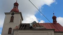 Páteční bouřka utrhla část střechy kostela v Úbislavicích, popadané stromy přerušily dodávku energie. Energetici stále odstraňují závady, takže spousta  domácností je bez elektrického proudu i bez mobilních dat.