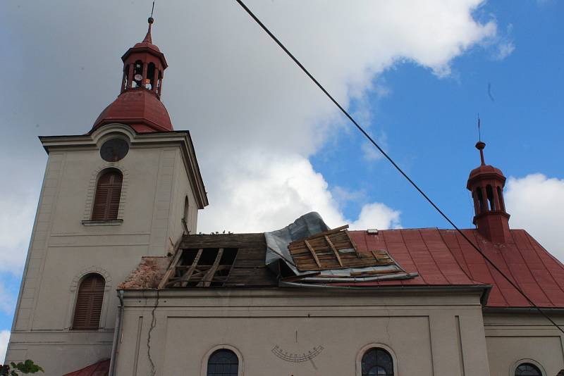 Páteční bouřka utrhla část střechy kostela v Úbislavicích, popadané stromy přerušily dodávku energie. Energetici stále odstraňují závady, takže spousta  domácností je bez elektrického proudu i bez mobilních dat.