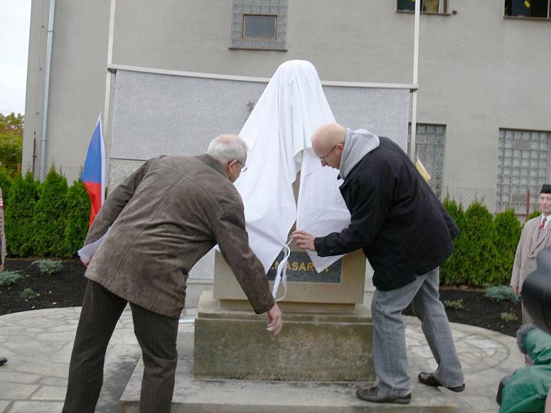 Ze slavnostního odhalení Masarykova pomníku ve Valdicích.