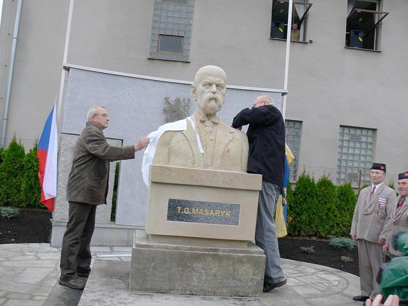 Ze slavnostního odhalení Masarykova pomníku ve Valdicích.