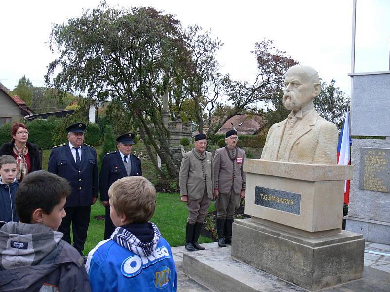 Ze slavnostního odhalení Masarykova pomníku ve Valdicích.