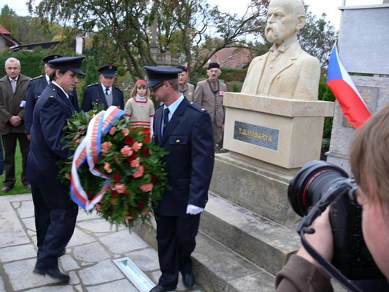 Ze slavnostního odhalení Masarykova pomníku ve Valdicích.