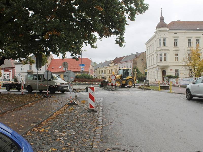 Opravy kolem jičínského kruhového objezdu u lipové aleje.