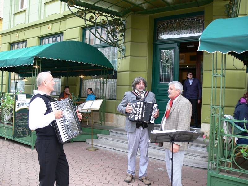 Řehečské kvarteto před Hotelem Praha.