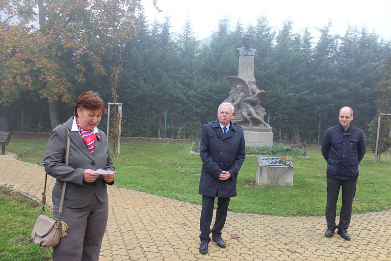 Veřejnost, žáci ZŠ Husova a představitelé města Jičín si připomněli Den vzniku samostatného československého státu.