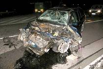 V neděli 29. června vyjel 22letý řidič fordu vlivem rychlé jízdy do protisměru a čelně se střetl s kamionem. Ten se převrátil napříč silnicí. Těžce zraněn byl řidič osobního vozu i jeho dvě spolujezdkyně. Škoda je dva miliony korun.