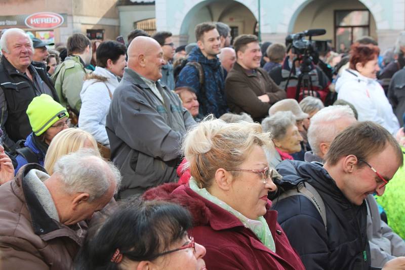 Z návštěvy prezidenta Miloše Zemana na novopackém náměstí.