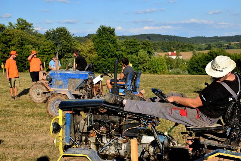 V soutěži se prezentovalo celkem 18 závodníků s pohonem jedné a dvou náprav. K soutěžním úkolům p