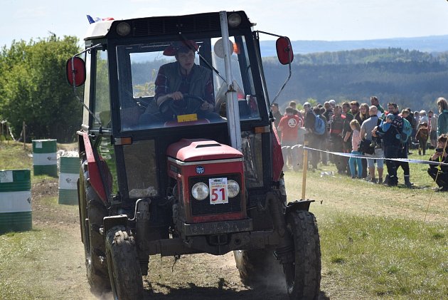 FOTO, VIDEO: Poslední dubnová sobota patřila ve Vyskeři znovu traktorům