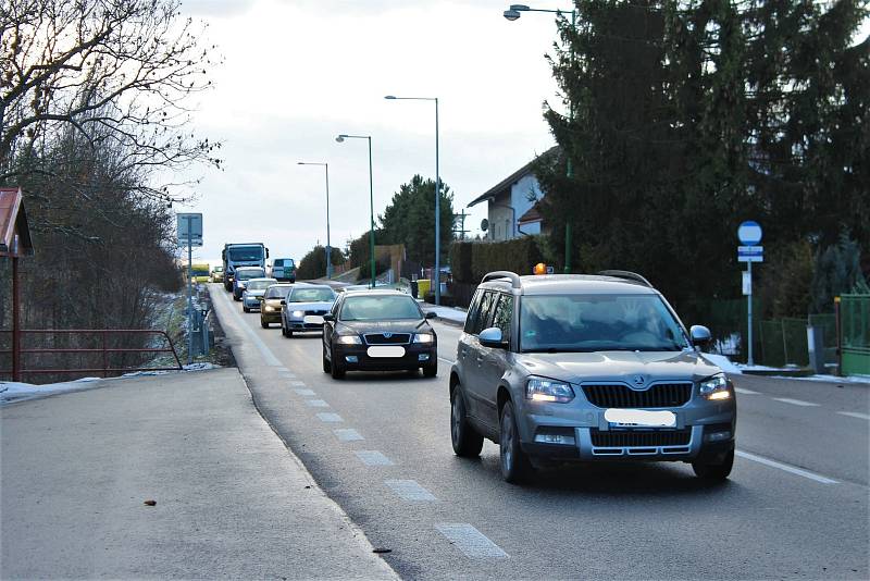 Traktory tří velkých zemědělských podniků vyjely pět minut po dvanácté z Jičíněvsi na Jičín.