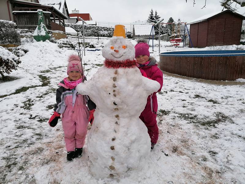 Sněhuláka postavily také dcerky Martiny Šepsové ze Staré Paky.
