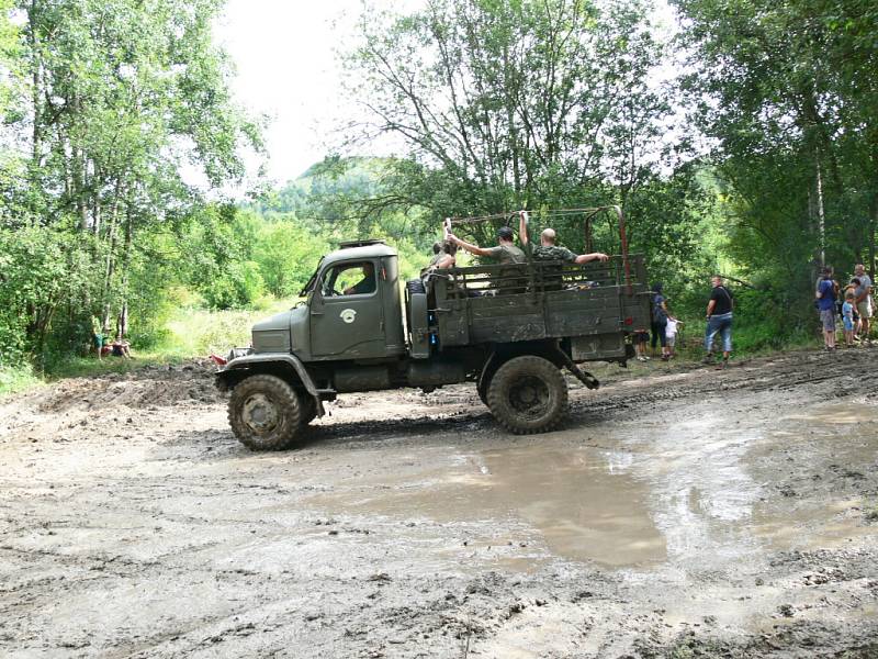 Sraz armádních vozidel pod Zebínem.